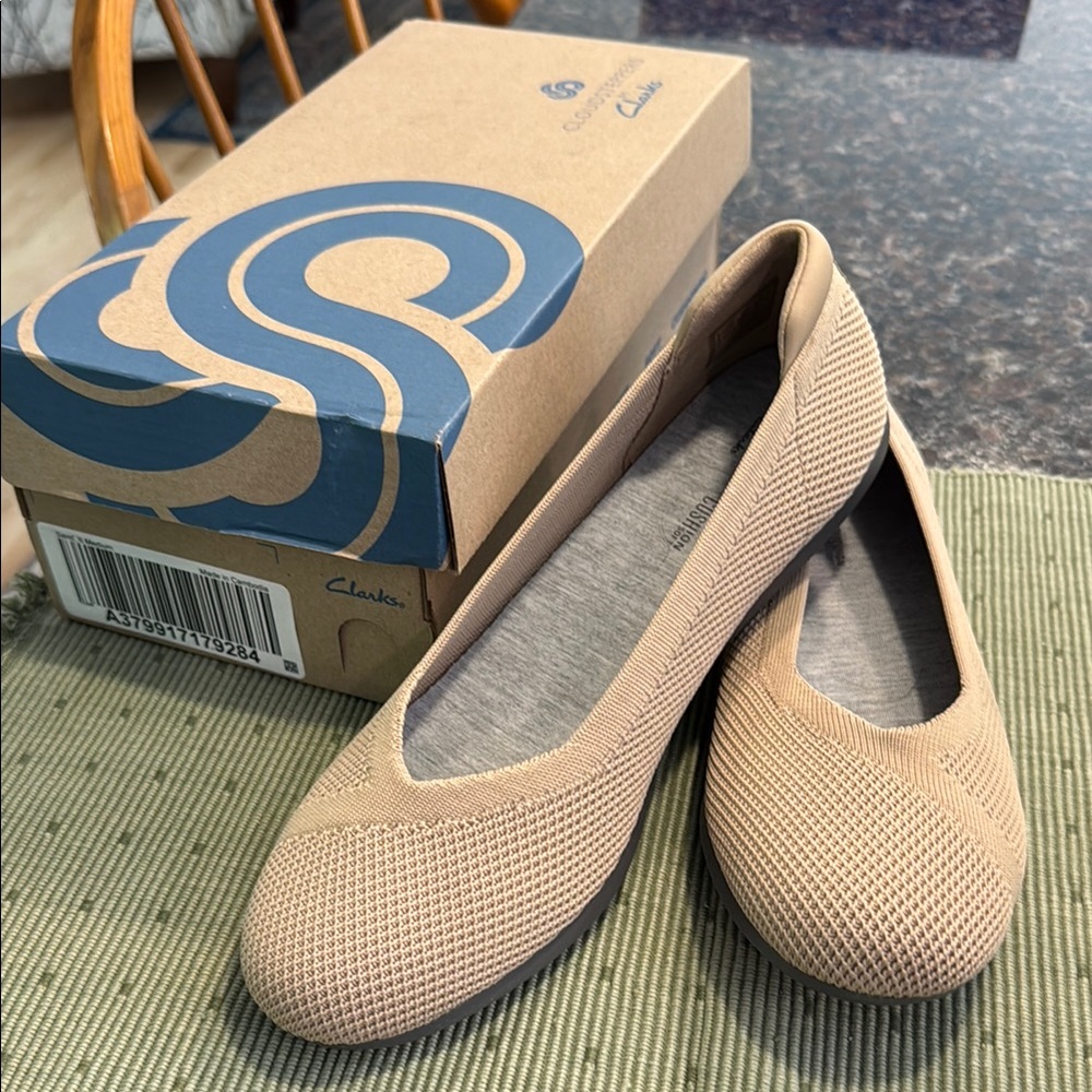Clarks Tan Loafers with Breathable Knit Texture Size 8M NWT